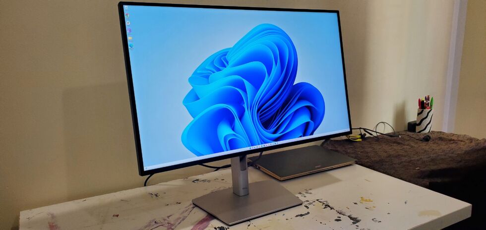 The U2723QE is the first 27-inch IPS Black monitor. Dell uses 3H hard coating for the anti-glare treatment of the front polarizer.