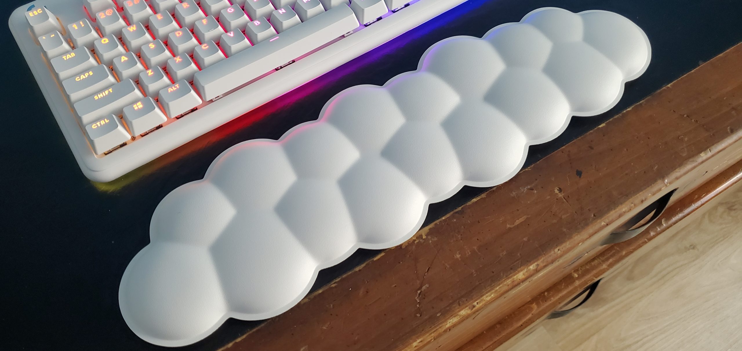 Logitech G715 hands-on: A strong typist with a polarizing look