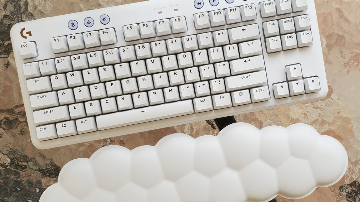 Logitech G715 hands-on: A strong typist with a polarizing look