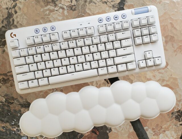 Logitech hands-on: strong typist with a polarizing look | Ars Technica