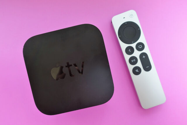 Apple'ın geliştirilmiş Siri Remote ile Apple TV 4K.