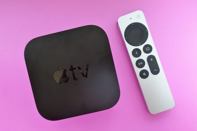 جهاز Apple TV 4K مع جهاز التحكم عن بعد Siri Remote المحسّن من Apple.