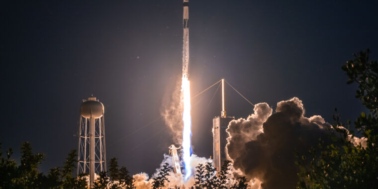 SpaceX sekarang meluncurkan 10 roket untuk setiap roket yang dibuat oleh pesaing utamanya