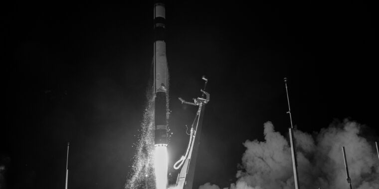 Rocket Report: A heavy-lift rocket funded by crypto; Falcon 9 damaged in transport