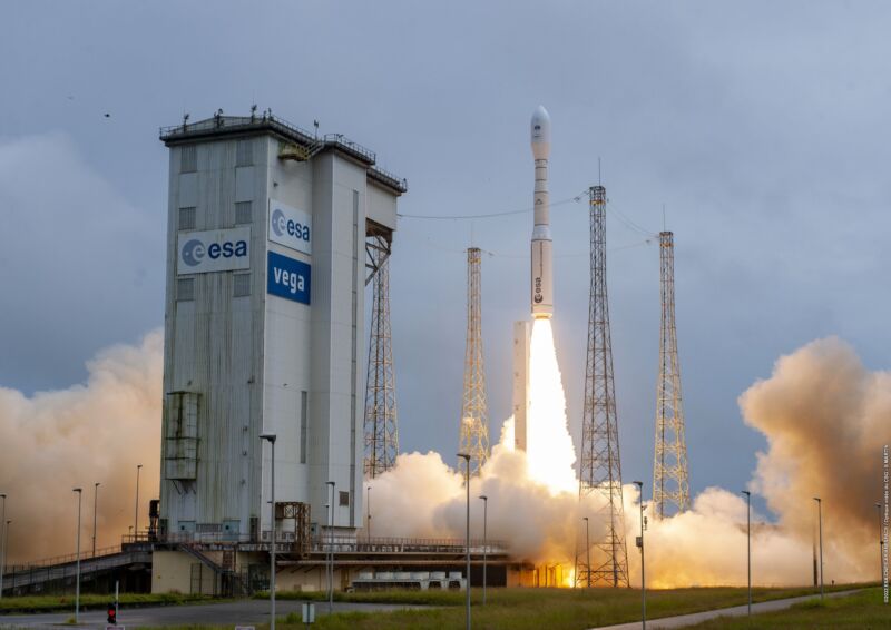 Roket Vega-C Eropa lepas landas dari pelabuhan antariksa di Kourou, Guyana Prancis, Rabu.