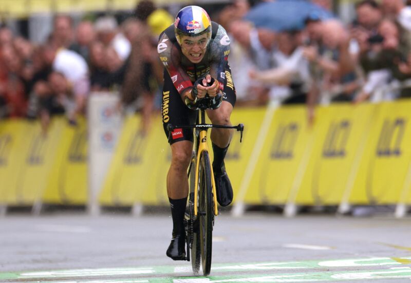 Pembalap tim Jumbo-Visma Belgia, Wout Van Aert, bersepeda ke garis finish pada etape pertama balapan sepeda Tour de France edisi ke-109 di Kopenhagen, Denmark, pada 1 Juli 2022.