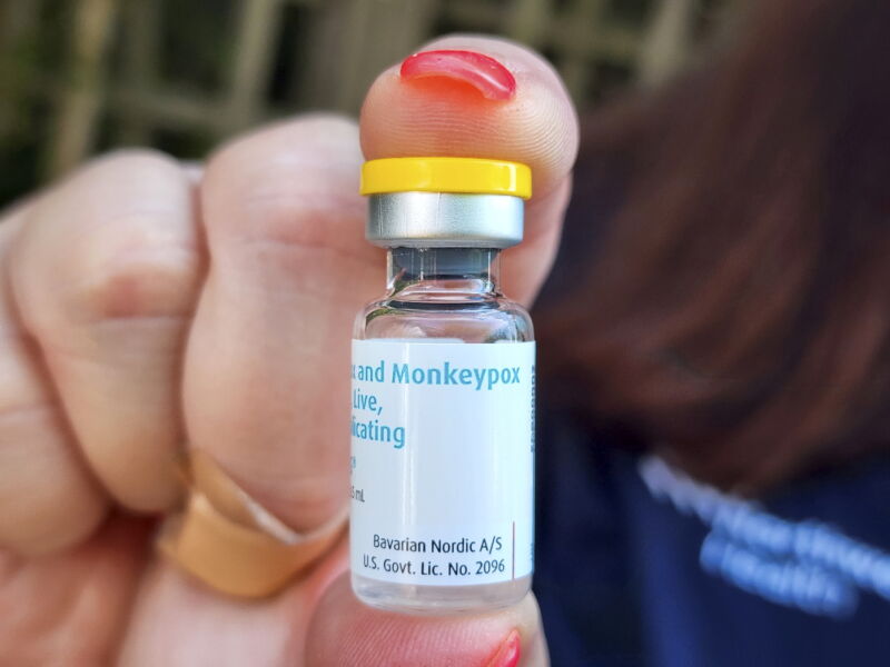 Sebuah botol vaksin Monkeypox ditampilkan oleh seorang profesional medis di tempat vaksinasi di kantor Kesehatan Northwell di Cherry Grove di Fire Island, New York, pada 13 Juli 2022.