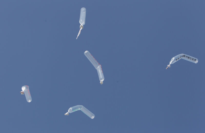 Balloons carrying anti-North Korea leaflets are released by North Korean defectors, now living on South Korea, on February 16, 2013, in Paju, South Korea. 