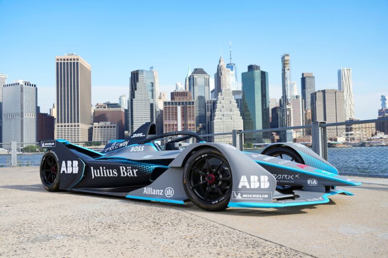 Sebuah mobil Formula E di depan cakrawala Manhattan