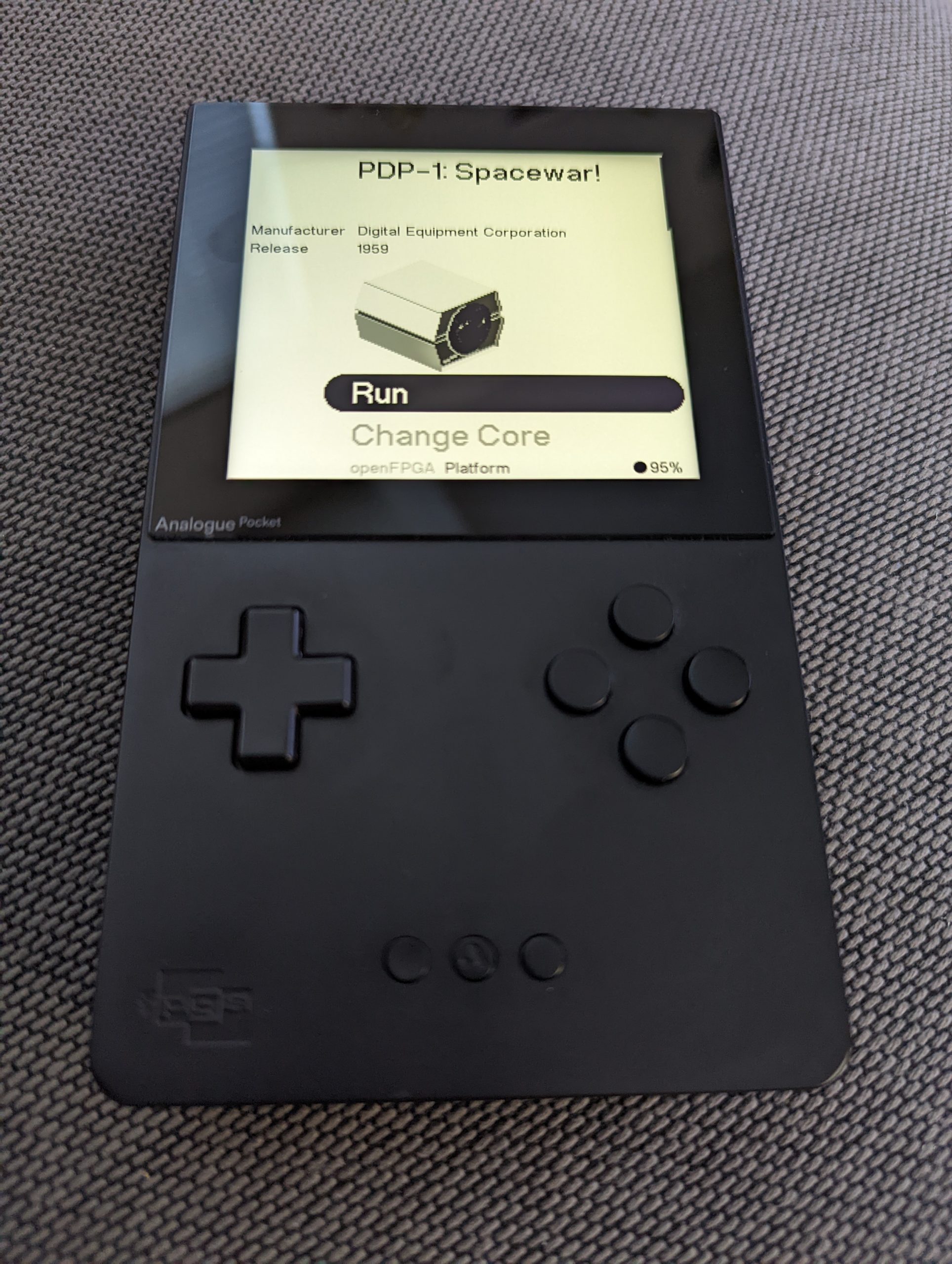 その他 Analogue Pocket Silver Silver version has a structured plastic surface? : r
