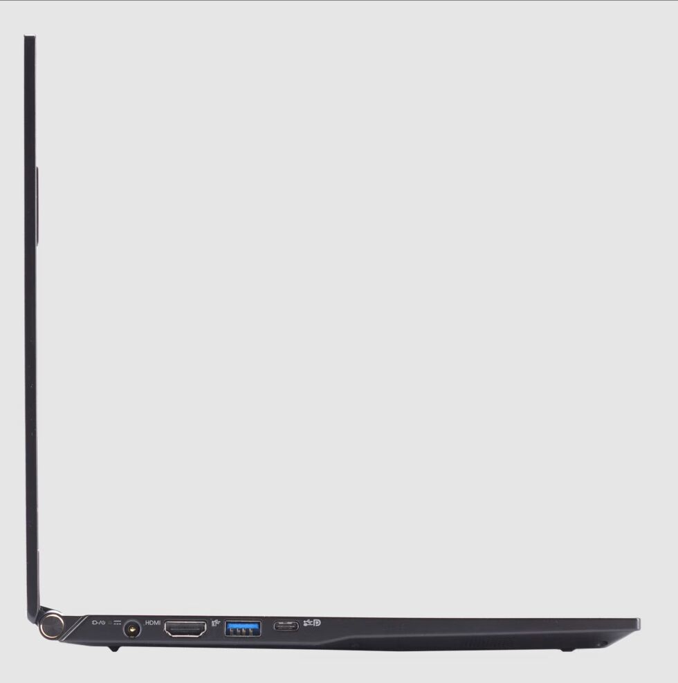 La computadora portátil puede recibir energía a través de un conector barril o USB-C. 