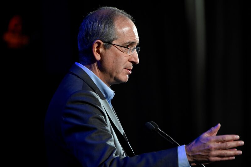 El CEO de Comcast, Brian Roberts, hablando en un evento.