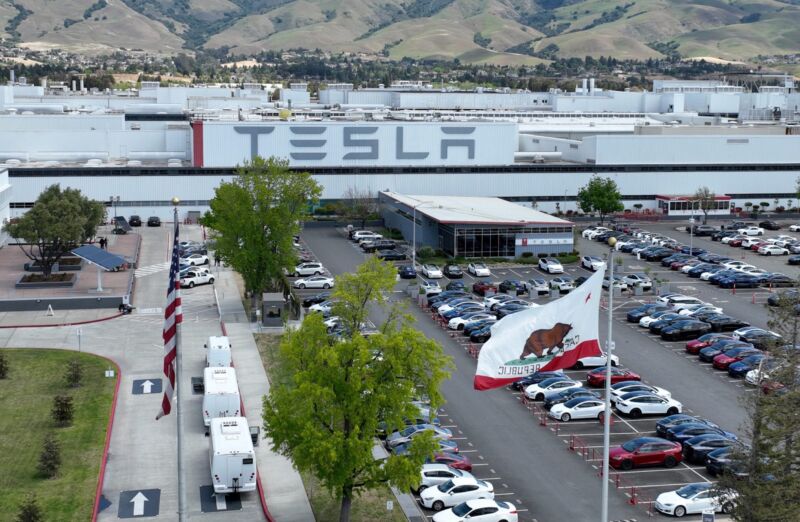 Gedung pabrik Tesla dan tempat parkir di Fremont, California.