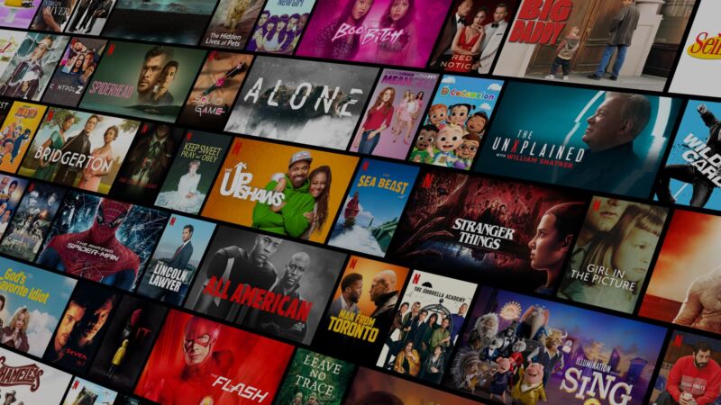 Layar TV yang menampilkan berbagai acara yang tersedia di Netflix.