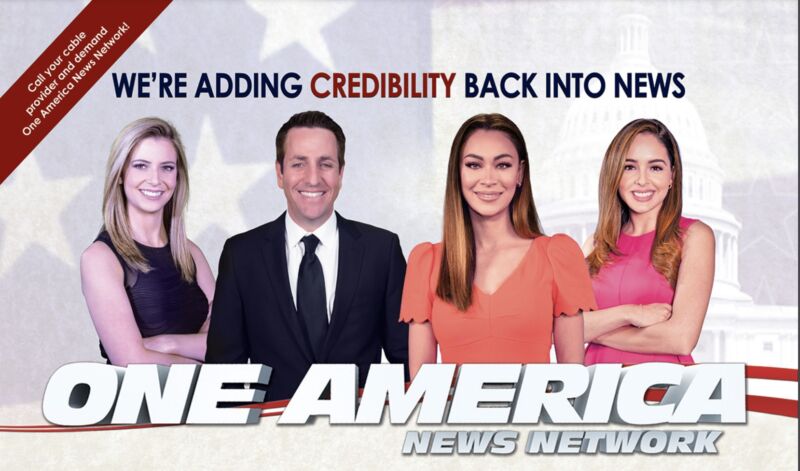 Barang promosi One America News Network yang menampilkan gambar empat penyiar;  teks yang mengatakan, 