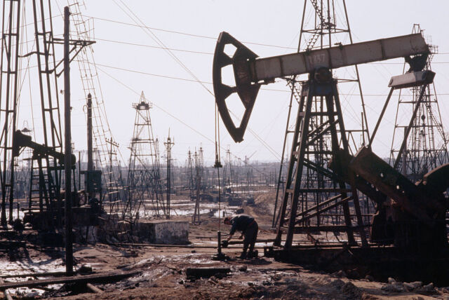 Bekerja di ladang minyak Azerbaijan.