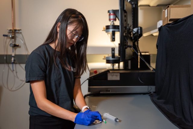 La estudiante graduada de la Universidad de Rice, Faye Yap, con una araña lobo fallecida para usarla como pinza necrobótica. 