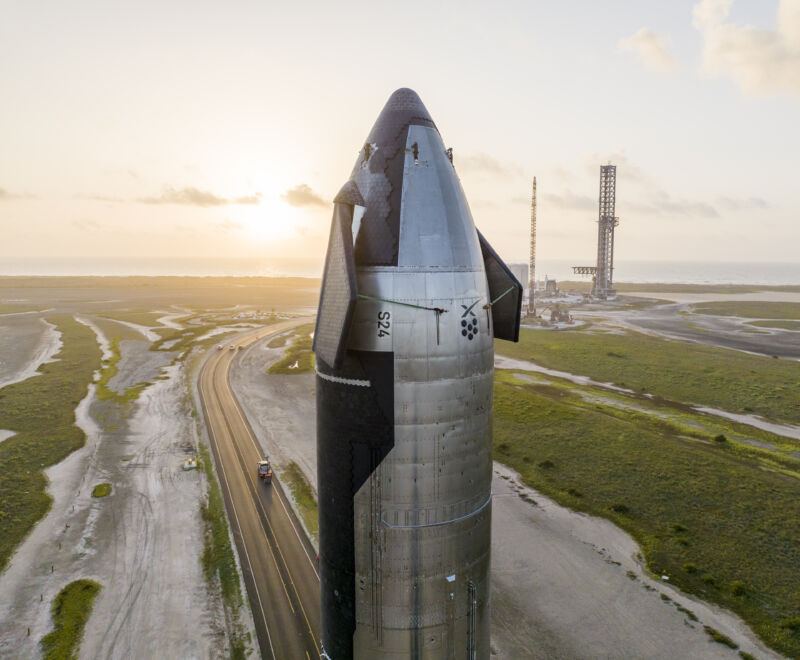 Kapal SpaceX 24 meluncur ke lokasi peluncuran di Texas Selatan minggu ini.