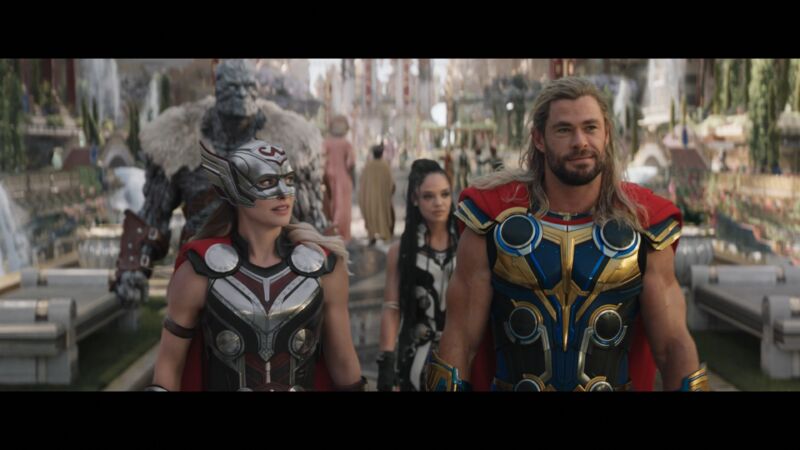 जेन (नेटली पोर्टमैन) और थोर (क्रिस हेम्सवर्थ) <em>Thor: Love and Thunder</em> I’m back.”/><figcaption class=
