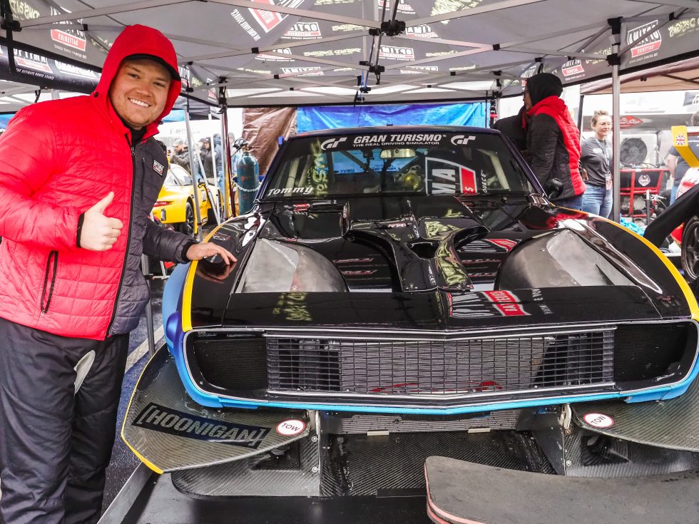 Томми Буало позирует со своим Chevy Camaro 1967 года выпуска. Если не считать оригинальной панели крыши автомобиля — его единственной полностью оригинальной части — автомобиль представляет собой сильно модифицированный зверь с двигателем LS с двойным турбонаддувом мощностью около 1000 лошадиных сил.