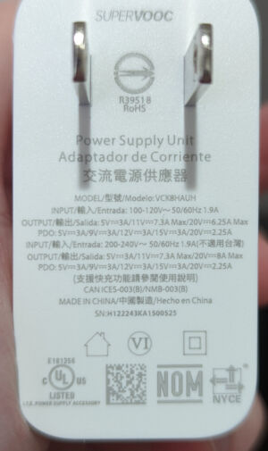 ملصق على شاحن OnePlus 10T.  يتصدر نظام 120 فولت في الولايات المتحدة بجهد 20 فولت ، 6.25 أمبير.  لا توجد وظيفة PBS ، لذا فهي لا تشحن الكمبيوتر المحمول جيدًا. 