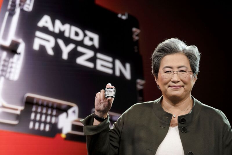 AMD CEO Dr. Lisa Su holding a sample of the flagship Ryzen 9 7950X.