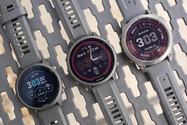 Left to right: Forerunner 945, 955, and Garmin Fenix 7. The 955 is right in the middle in terms of size.