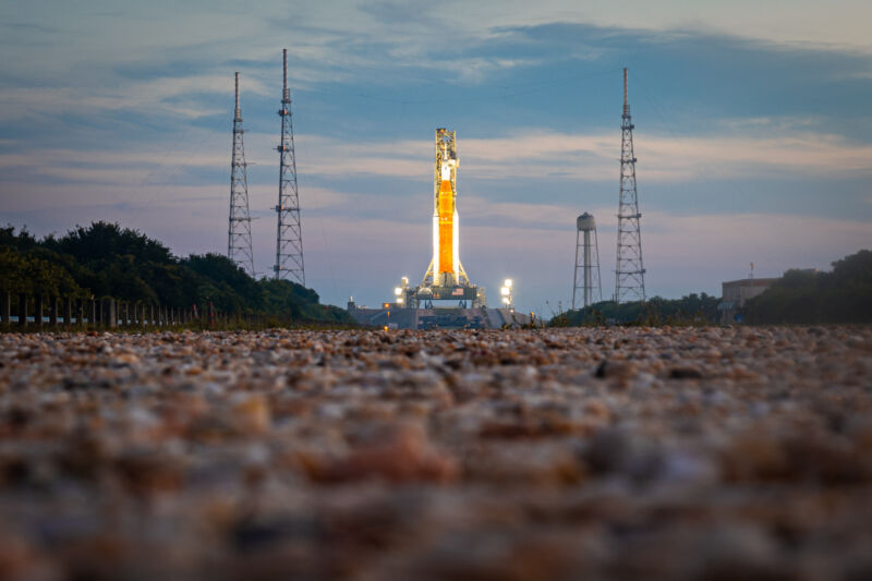 El cohete SLS se ve en su plataforma de lanzamiento en el Centro Espacial Kennedy en agosto de 2022.