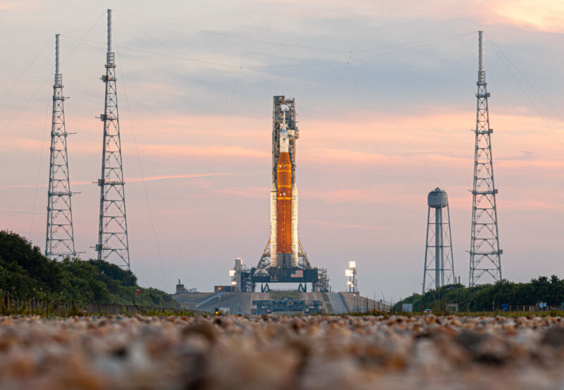 Il razzo del sistema di lancio spaziale della NASA all'LC-39B, in preparazione al decollo alle 8:33 ET del 29 agosto 2022.