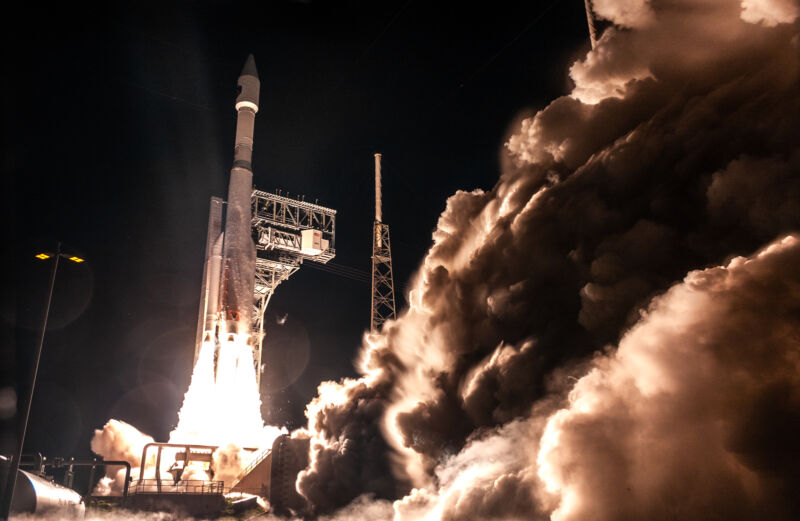 Un cohete Atlas V lanza un satélite del Sistema Infrarrojo Basado en el Espacio el jueves por la mañana desde la Base de la Fuerza Espacial de Cabo Cañaveral.