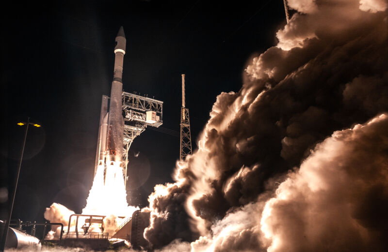 El jueves por la mañana, un cohete Atlas V lanzó un satélite del sistema espacial infrarrojo desde la base de la Fuerza Espacial de Cabo Cañaveral.