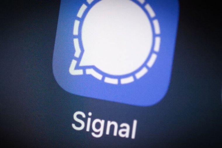 Signal Приложение для обмена сообщениями, ориентированное на безопасность, столкнулось с попыткой стороннего фишинга, в результате которой было раскрыто небольшое количество телефонных номеров пользователей.
Гетти Изображений
</figure><p>Успешная фишинговая атака на компанию, предоставляющую SMS-услуги, Twilio, возможно, раскрыла телефонные номера около 1900 пользователей приложения для безопасного обмена сообщениями Signal. данные можно просмотреть.</p>
<p>В ветке Twitter и документе поддержки Signal заявляет, что недавняя успешная (и богатая ресурсами) фишинговая атака против Twilio позволила получить доступ к телефонным номерам, связанным с 1900 пользователями. Это «очень небольшой процент от общего числа пользователей Signal», пишет Signal, и затронутые 1900 пользователей будут уведомлены (по SMS) о необходимости перерегистрации своих устройств. Signal, как и многие производители приложений, использует Twilio для отправки кодов подтверждения пользователям, которые регистрируют свое приложение Signal.</p>
<p>При мгновенном доступе к консоли поддержки клиентов Twilio злоумышленники потенциально могли использовать коды подтверждения, отправленные Twilio, для активации Signal на другом устройстве и тем самым отправлять или получать новые сообщения Signal. Или злоумышленник может подтвердить, что эти 1900 телефонных номеров действительно зарегистрированы на устройствах Signal.</p>
<p>Другие данные недоступны, в основном из-за дизайна Signal. История сообщений полностью хранится на устройствах пользователей. Для доступа к спискам контактов и блокировок, сведениям о профиле и другим пользовательским данным требуется PIN-код Signal. Кроме того, Signal просит пользователей включить блокировку записи, которая предотвращает доступ Signal к новым устройствам до тех пор, пока пользователь не введет правильный PIN-код.</p>
<p>«Тип телекоммуникационной атаки, от которой пострадал Twilio, — это уязвимость, для защиты от которой Signal разработала такие функции, как блокировка записи и PIN-коды Signal», — говорится в документе поддержки Signal. Приложение для обмена сообщениями отмечает, что, хотя Signal «не имеет возможности напрямую решать проблемы, влияющие на телекоммуникационную экосистему», оно будет работать с Twilio и другими поставщиками, «чтобы усилить их безопасность там, где это важно для наших пользователей».</p>
<p>Сигнальные PIN-коды были введены в мае 2020 года отчасти для того, чтобы уменьшить значение, придаваемое номерам телефонов как основному идентификатору пользователя. Этот последний инцидент может дать еще один толчок к отделению сильной безопасности Signal от экосистемы SMS, где дешевые и эффективные спуфинги и взломы глобальных сетей остаются слишком распространенными.</p></h2></div>
                                                <div class=