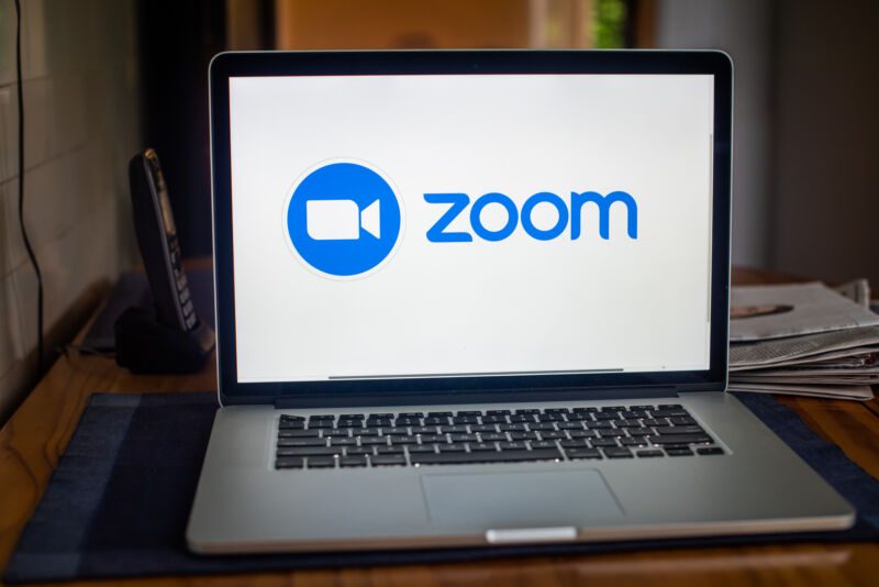 Una vulnerabilidad crítica en Zoom para Mac OS permitió a usuarios no autorizados degradar Zoom o incluso obtener acceso de root.  Se ha solucionado y los usuarios deben actualizar ahora.