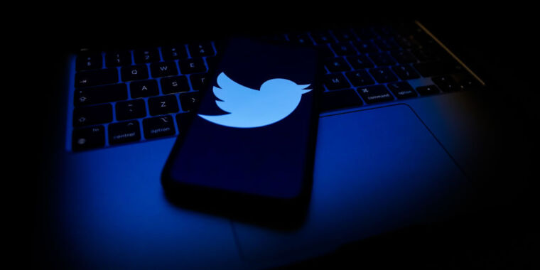 Пользователи Твиттера прославляют членовредительство как быстро растущую социальную заразу, говорится в отчете.