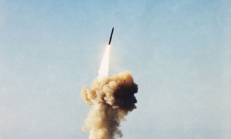 На этой старой фотографии из архива показан запуск ракеты Minuteman III из Калифорнии.