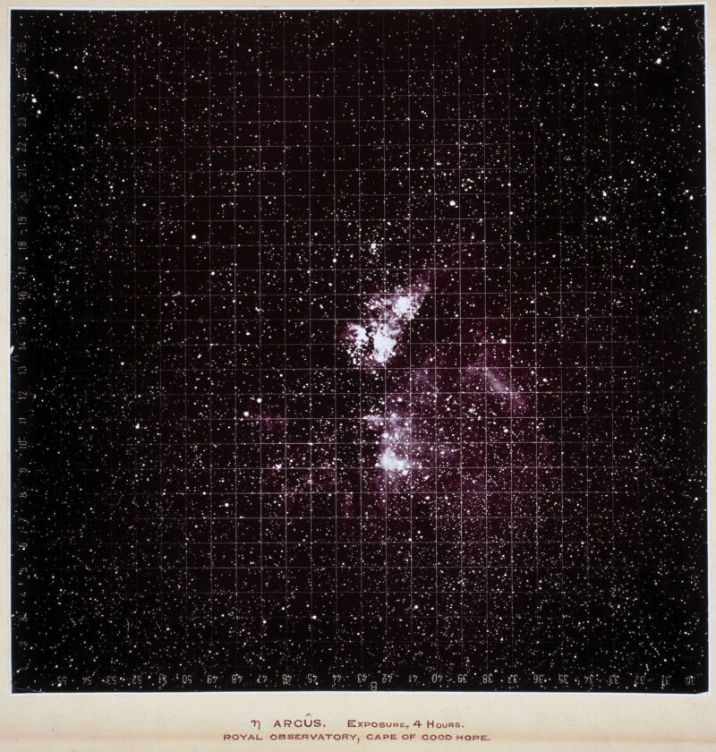 Salma bulutsusu Eta Carina'yı (eski adıyla Eta Argus) gösteren fotoğraf, Kraliyet Gözlemevi, Ümit Burnu, Güney Afrika'daki astrografik teleskop kullanılarak çekilmiş.  Bu karmaşık bulutsunun merkezinde, bir gün muhteşem bir şekilde patlayacak olan devasa ama kararsız bir yıldız yer almaktadır. 