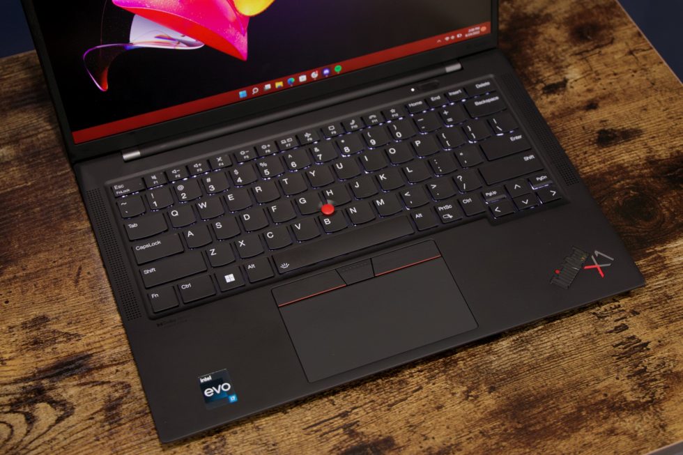 El X1 Carbon más nuevo tiene un teclado y trackpad ThinkPad característicamente excelentes.