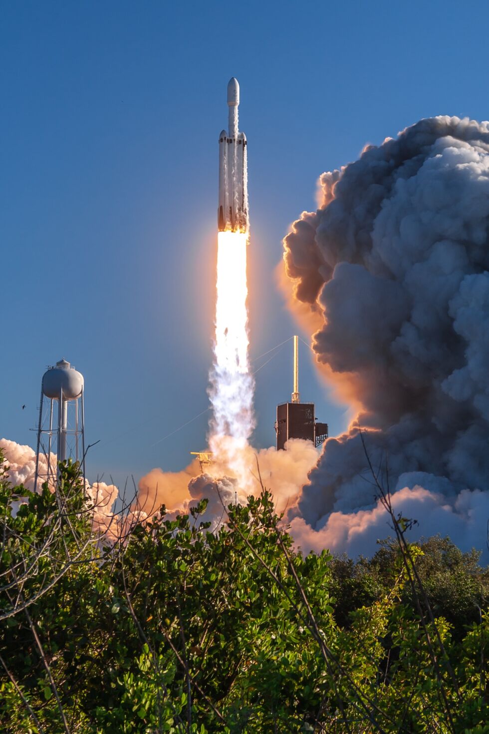Il razzo Falcon Heavy di SpaceX ha il 70 percento della capacità di sollevamento del razzo SLS, a meno di un decimo del costo.