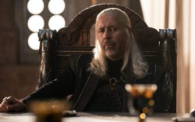 Paddy Considine interpreta al Rey Viserys I Targaryen, un gobernante cálido y de buen corazón que está desesperado por un heredero varón.