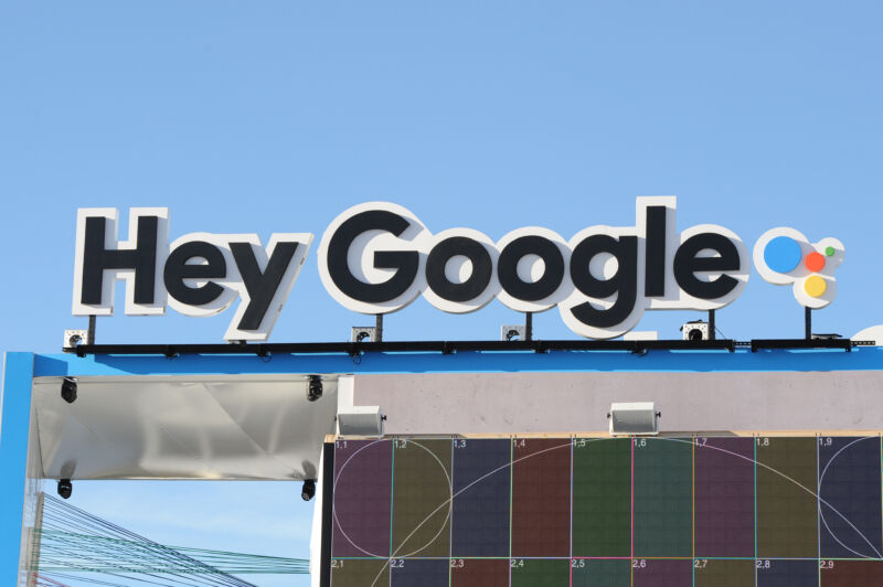 las letras "Hola Google" en el pabellón de Google en la feria de electrónica de consumo CES de Las Vegas en 2018. Estas palabras activan Google Assistant, el asistente personal virtual de Google.