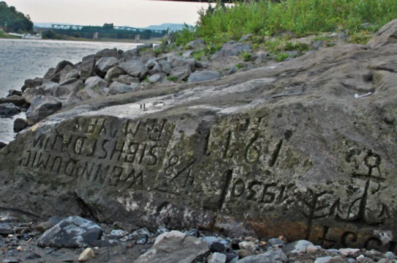 Une Pierre De La Faim Dans L’elbe À Děčín, En République Tchèque. La Plus Ancienne Sculpture Lisible Date De 1616, Avec Des Sculptures Plus Anciennes (1417 Et 1473) Ayant Été Anéanties Par L’ancrage Des Navires Au Fil Des Ans.