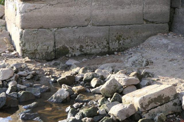 Piedra del hambre en Dresden-Pillnitz, cerca de las escaleras de la esfinge occidental del castillo de Pillnitz.  Las inscripciones registran sequías en los años 1778, 1893, 1904, 2003, 2018.