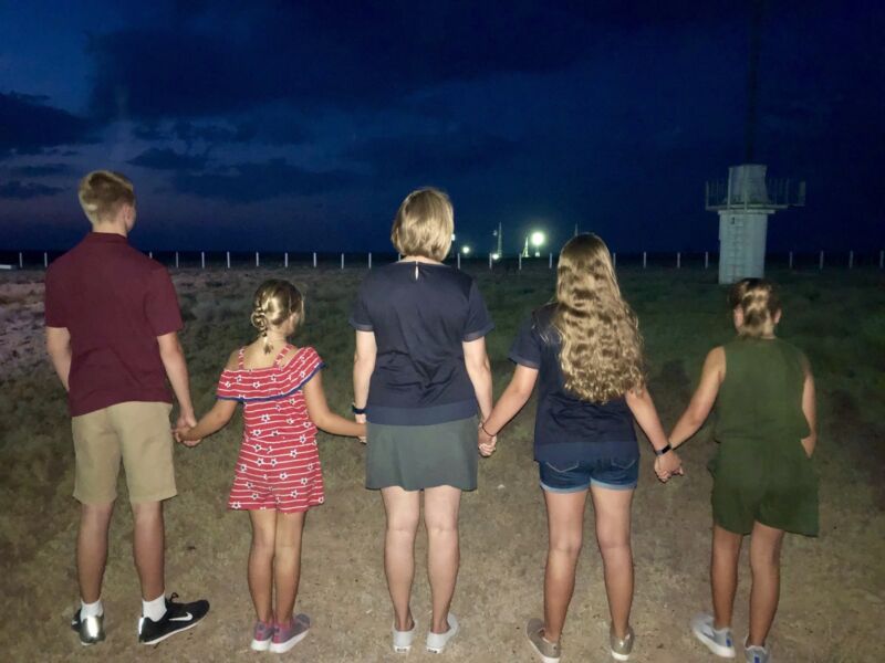 Stacey Morgan ir jos keturi vaikai stebi Drew Morgan pasirodymą 2019 m. liepos mėn.