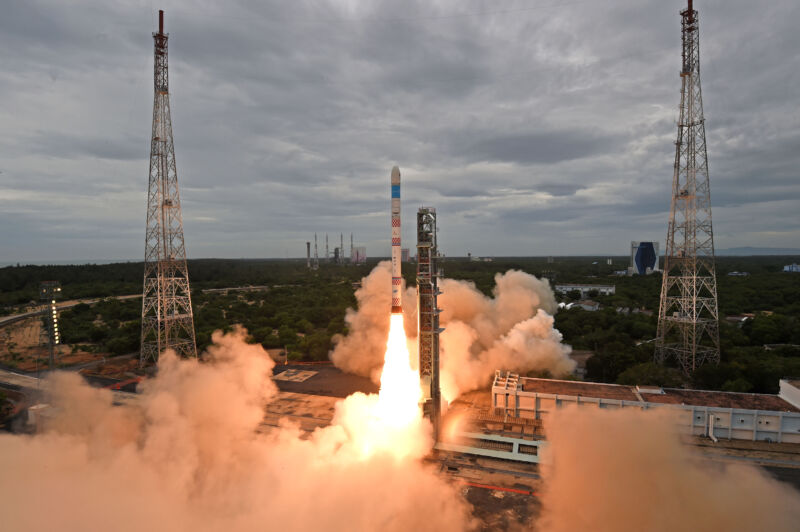 El pequeño satélite indian El lanzador despega el domingo.