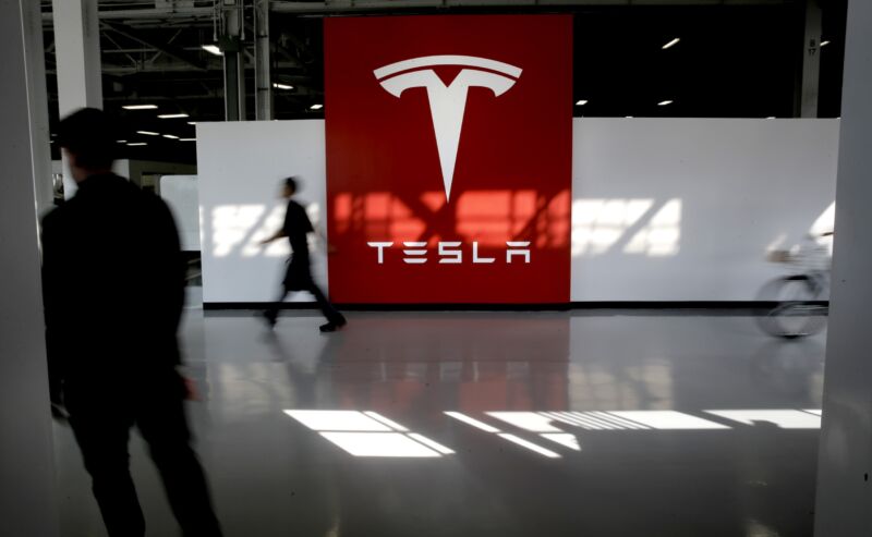 La prohibición de Tesla de usar camisetas a favor de los sindicatos es ilegal y debería anularse, dictamina la NLRB