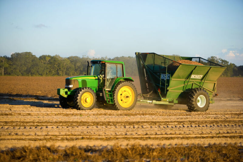 A new jailbreak for John Deere tractors rides the right-to-repair wave