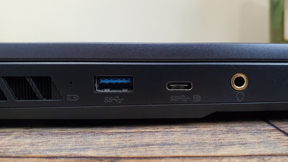 SuperSpeed ​​labels like this (under USB-A and USB-C ports) should no longer exist. 