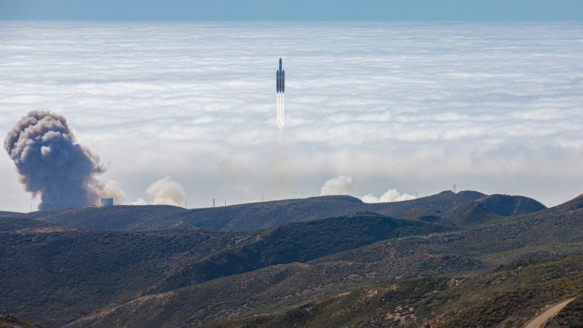 Rocket Report: BE-4 engine breathes fire; Delta IV Heavy puts on a show ...