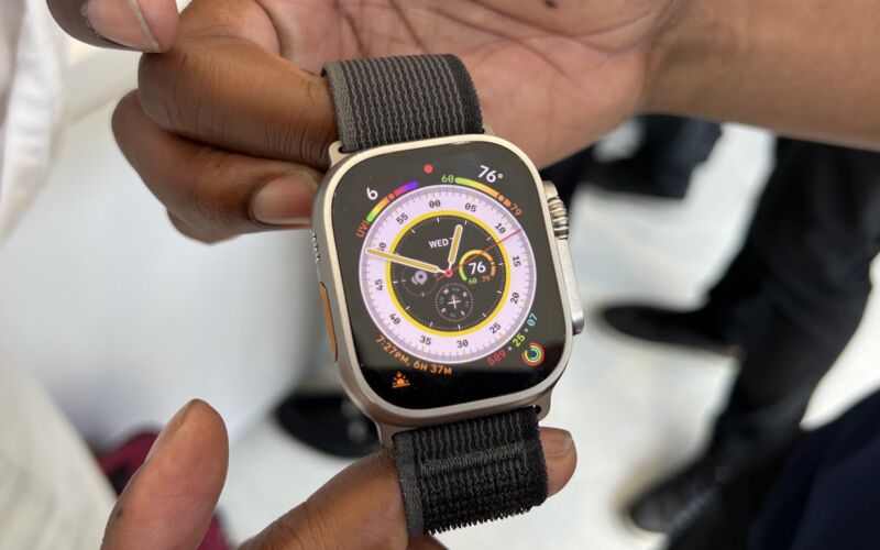Um Apple Watch volumoso e grande com botões saindo do lado