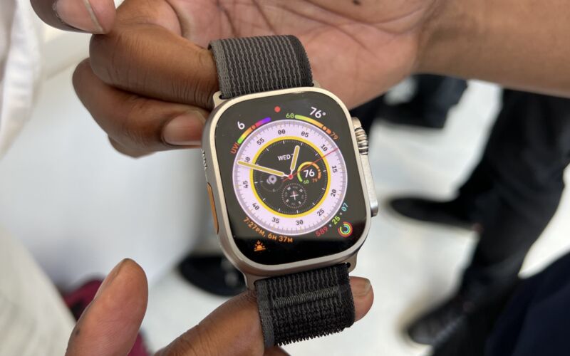 Un Apple Watch voluminoso y grande con botones que sobresalen del costado